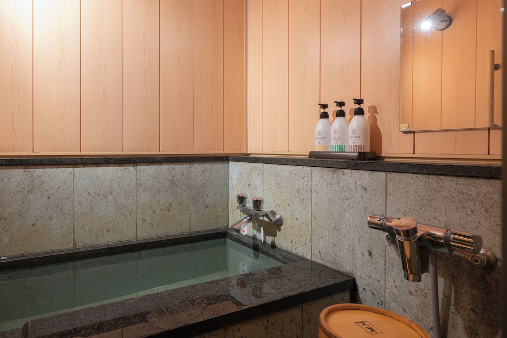 【和風庭園一望 1階足湯付和洋室 テラス付】源泉内風呂 バスルーム1 | 奈良偲の里 玉翠 (6 歳以上)