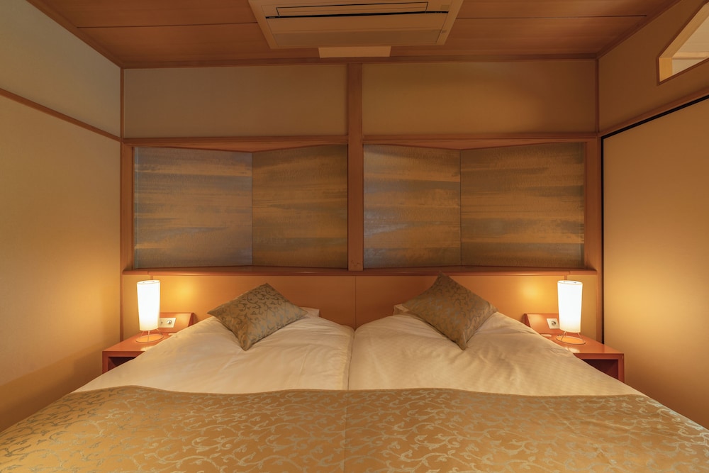 【和風庭園一望 1階足湯付和洋室 テラス付】源泉内風呂 客室3 | 奈良偲の里 玉翠 (6 歳以上)