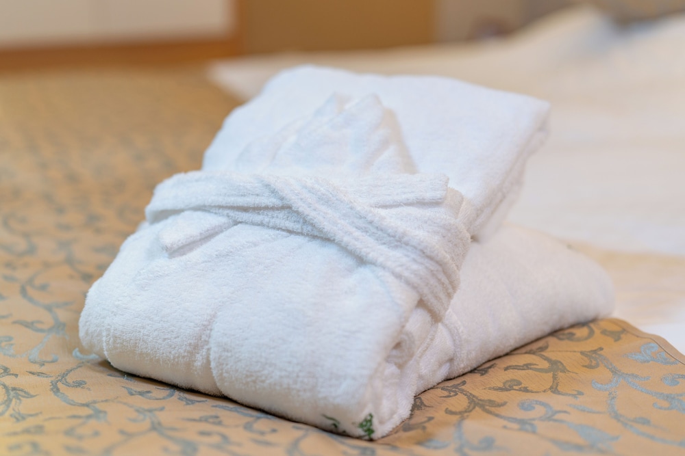 [和風庭園一望 2階和洋室] 源泉掛流し半露天風呂 客室の設備とサービス9 | 奈良偲の里 玉翠 (6 歳以上)