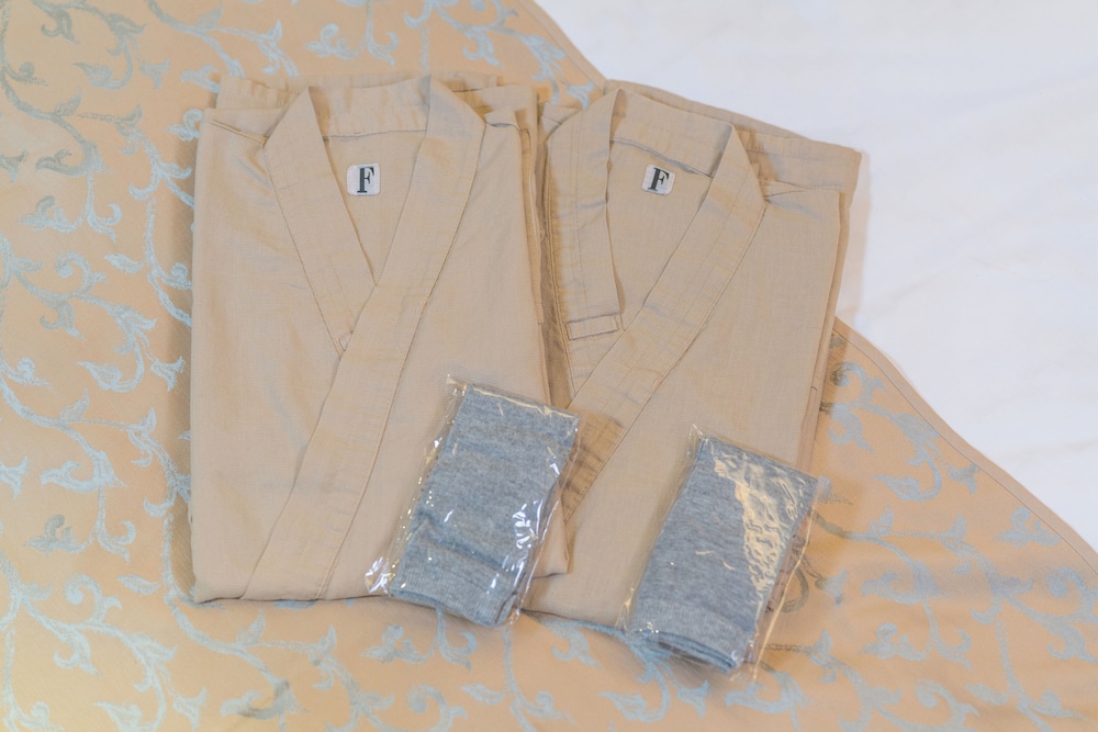 【和風庭園一望 1階足湯付和洋室 テラス付】源泉内風呂 客室の設備とサービス6 | 奈良偲の里 玉翠 (6 歳以上)