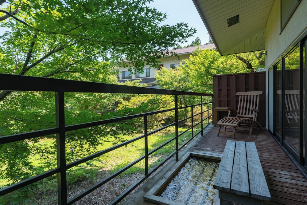 【和風庭園一望 1階足湯付和洋室 テラス付】源泉内風呂 テラス / パティオ0 | 奈良偲の里 玉翠 (6 歳以上)