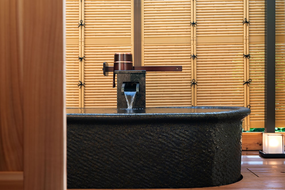 [2階純和室] 源泉掛流し露天風呂+個別庭園 バスルーム0 | 奈良偲の里 玉翠 (6 歳以上)