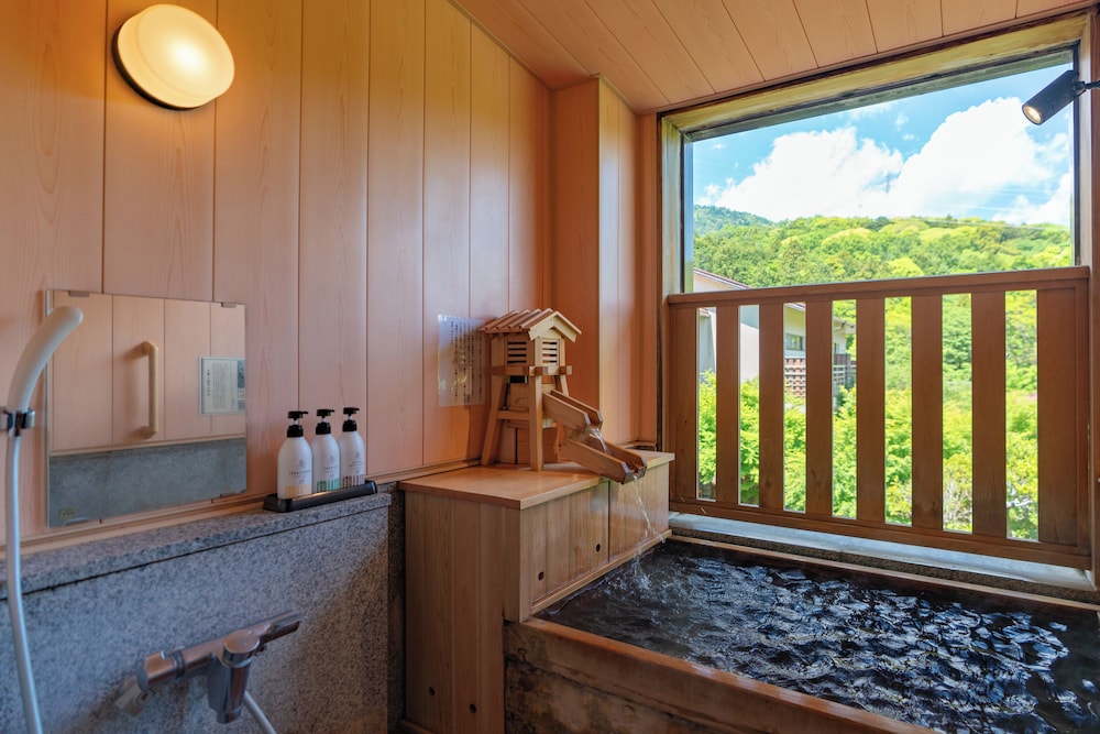 [和風庭園一望 2階和洋室] 源泉掛流し半露天風呂 バスルーム2 | 奈良偲の里 玉翠 (6 歳以上)