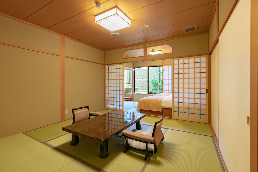 [2階和室] 源泉掛流し露天風呂+半露天風呂+個別庭園 客室3 | 奈良偲の里 玉翠 (6 歳以上)