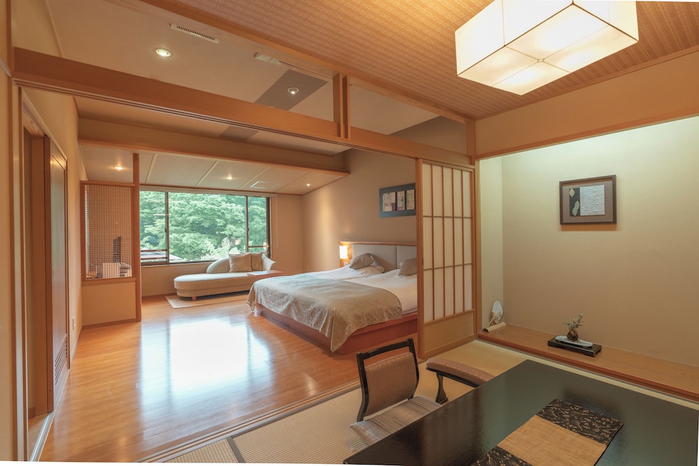 [和風庭園一望 2階和洋室] 源泉掛流し半露天風呂 | 奈良偲の里 玉翠 (6 歳以上)