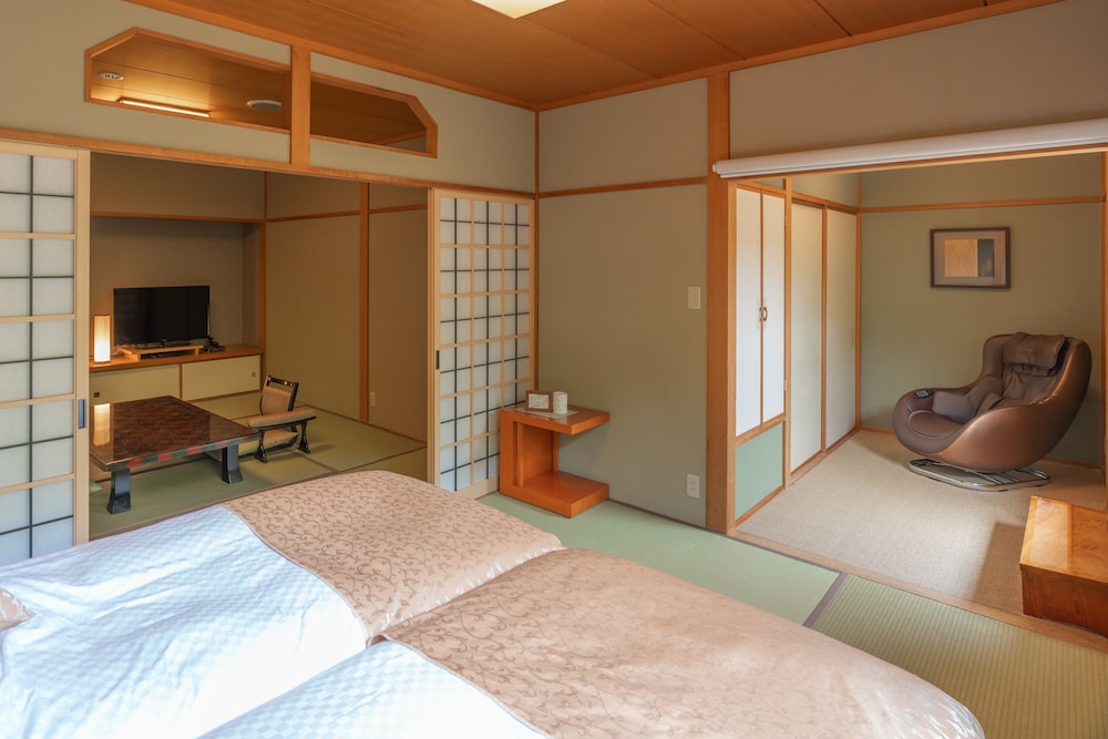 [2階和室] 源泉掛流し露天風呂+半露天風呂+個別庭園 客室5 | 奈良偲の里 玉翠 (6 歳以上)