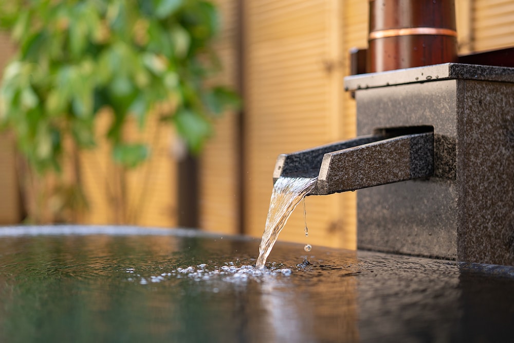 [2階純和室] 源泉掛流し露天風呂+個別庭園 バスルーム1 | 奈良偲の里 玉翠 (6 歳以上)