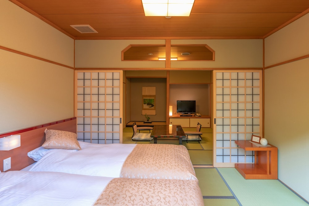 [2階和室] 源泉掛流し露天風呂+半露天風呂+個別庭園 客室1 | 奈良偲の里 玉翠 (6 歳以上)