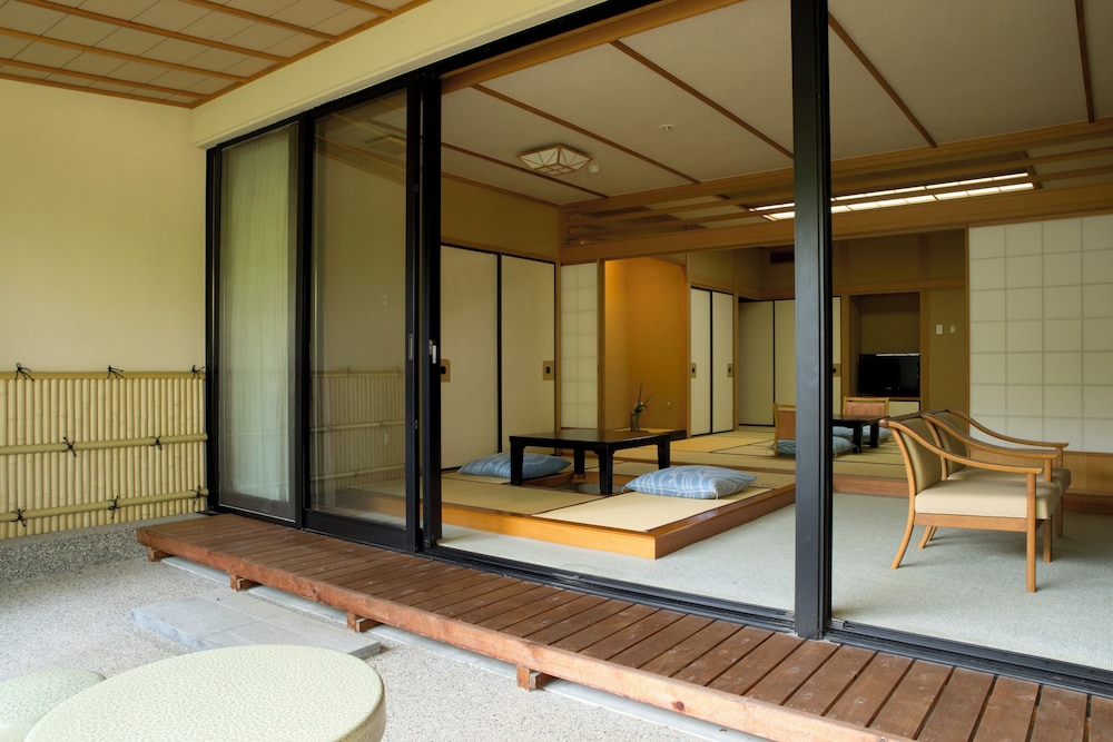 デラックス ルーム 禁煙 ガーデンビュー 客室1 | 辰口温泉 まつさき