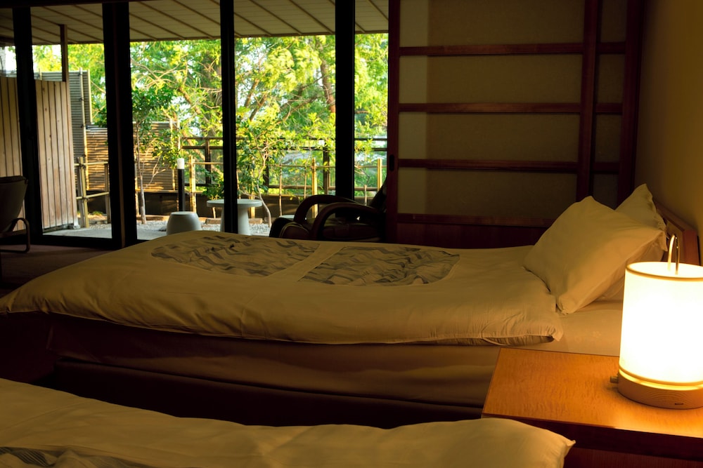 デラックス ルーム 禁煙 ガーデンビュー | 辰口温泉 まつさき