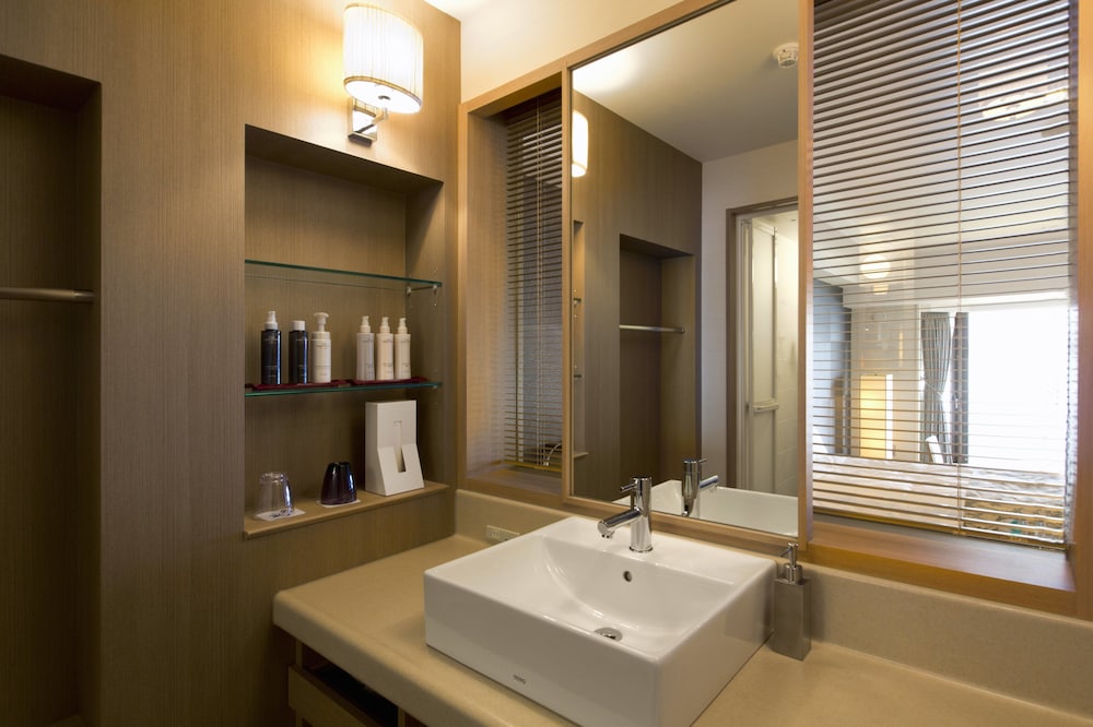 スパリゾート館 4階以下低階層スタンダードツインルーム バスルームのシンク0 | ザ レイクビュー TOYA 乃の風リゾート