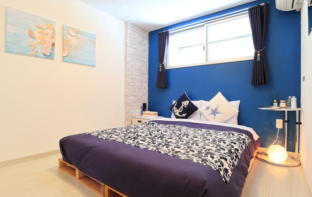 [本館]クイーンサイズベッドルーム (洋室・個室) | 江の島ゲストハウス134