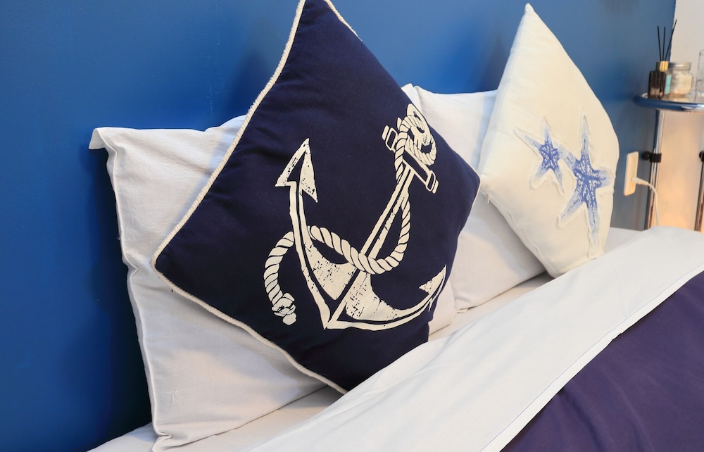 [本館]クイーンサイズベッドルーム (洋室・個室) 客室1 | 江の島ゲストハウス134