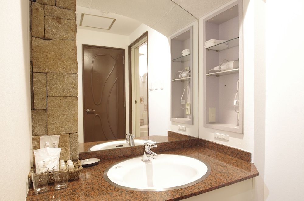 [Fully Flexible]デラックスキング禁煙 バスルームのシンク0 | ホテル アイマーレ 横浜伊勢佐木町