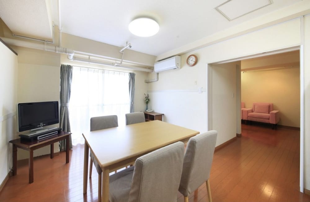 ペントハウス,ファミリールーム(洗濯機付き) 客室内のダイニングエリア0 | 新宿アーバンホテル