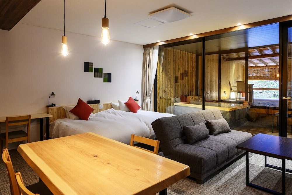 11号室【半露天風呂付】渓流沿い広々テラス付スイート◆58㎡ 客室1 | くつろぎ宿 新滝