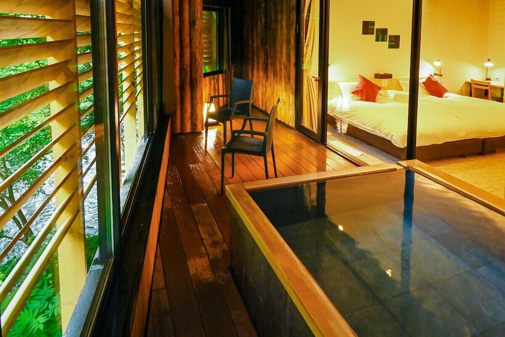 13号室【半露天風呂付】渓流沿い広々角部屋スイート◆62㎡ バスルーム0 | くつろぎ宿 新滝