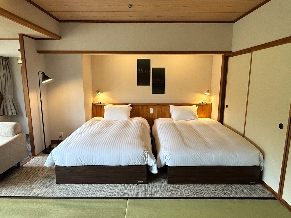 【高層階和ベッド】本館◆2ベッド セパレートバス・トイレ付 客室1 | 湯瀬ホテル