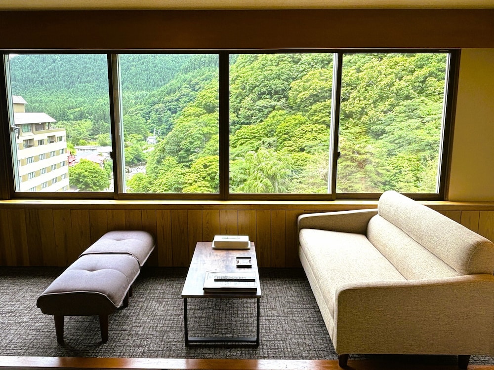 【高層階和ベッド】本館◆2ベッド セパレートバス・トイレ付 部屋からの景観0 | 湯瀬ホテル