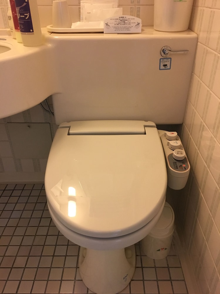 ダブルルーム 喫煙可 (16 ㎡) 客室3 | ホテルクラウンヒルズ松山