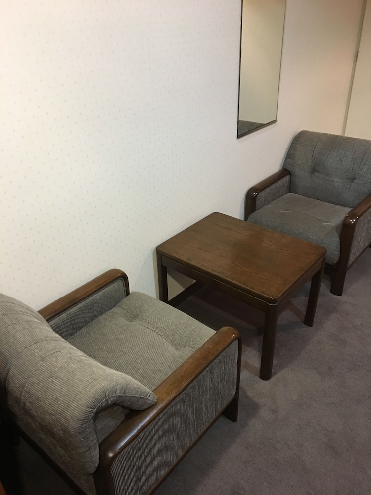 ダブルルーム 喫煙可 (16 ㎡) 客室2 | ホテルクラウンヒルズ松山