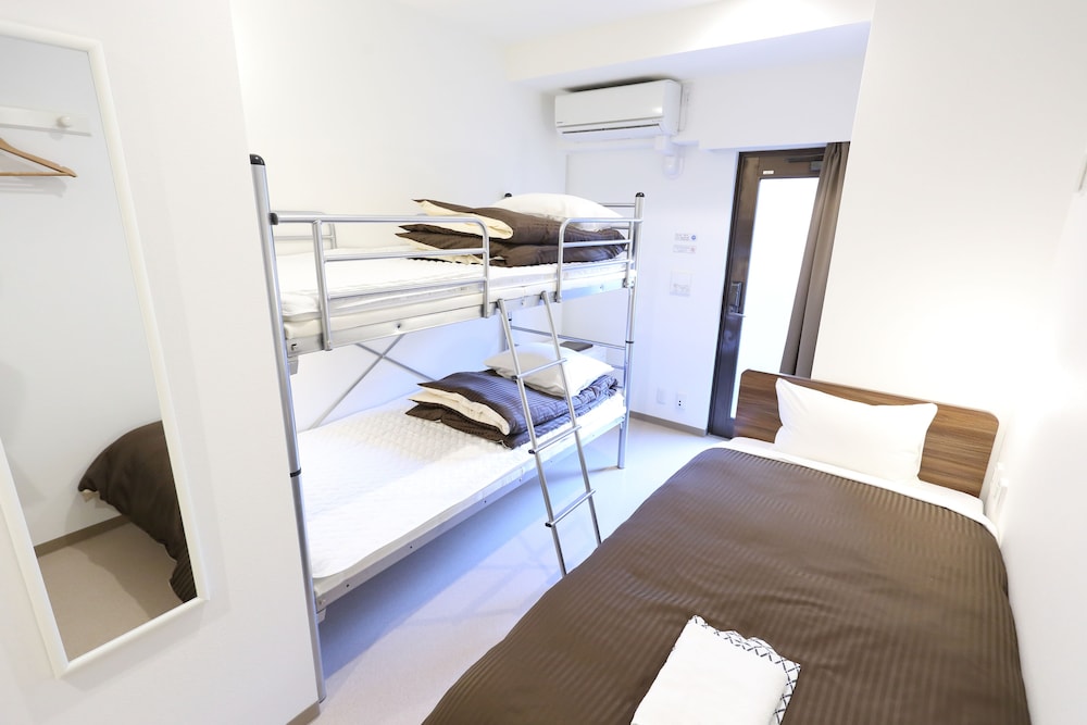 エコノミー トリプルルーム 禁煙 共用バスルーム（2段ベッド＆シングル） 客室2 | オークホテル江戸