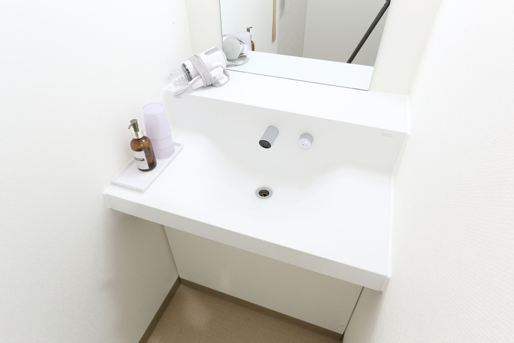 エコノミー トリプルルーム 禁煙 共用バスルーム（2段ベッド＆シングル） 客室3 | オークホテル江戸