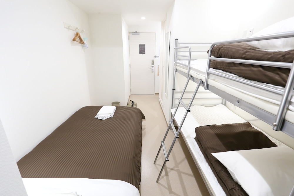 エコノミー トリプルルーム 禁煙 共用バスルーム（2段ベッド＆シングル） 客室1 | オークホテル江戸