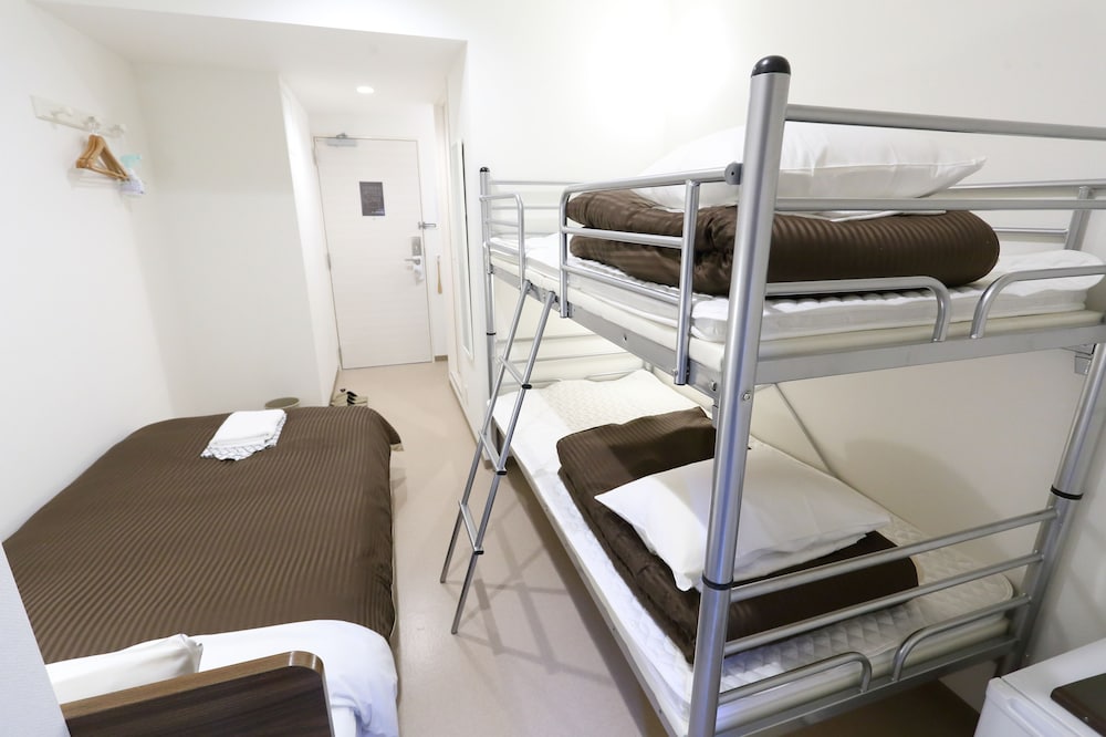 エコノミー トリプルルーム 禁煙 共用バスルーム（2段ベッド＆シングル） | オークホテル江戸