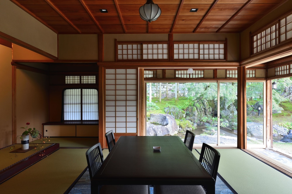 看月亭 客室内のダイニングエリア0 | 町家 葵 KYOTO STAY 葵ホテル 南禅寺別邸