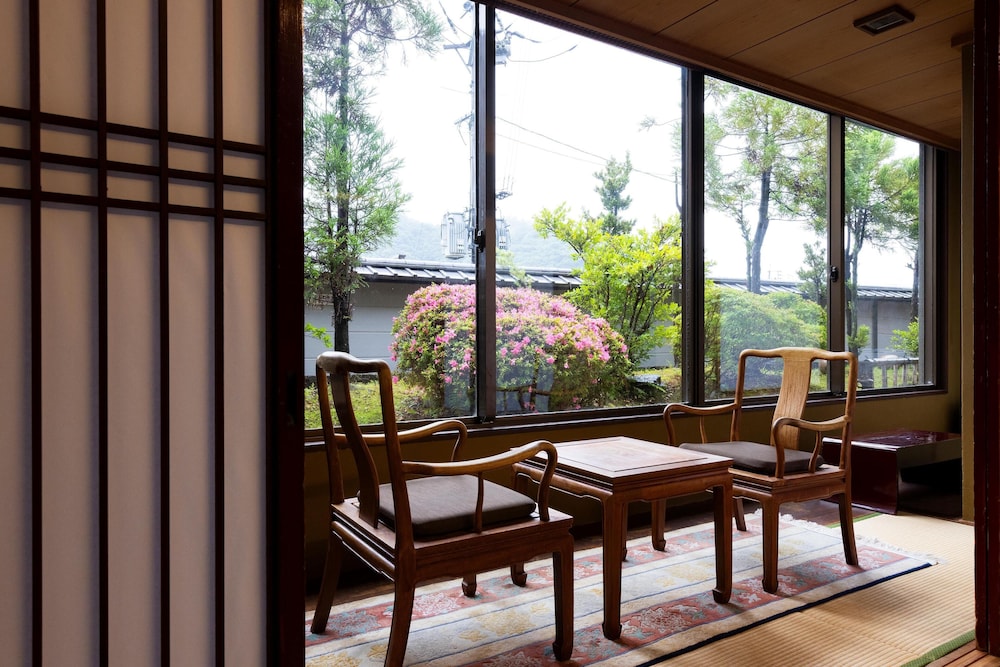 [12畳ダブルベッド] バスなし＿4名定員 禁煙 客室2 | 武雄温泉・大正浪漫の宿 京都屋