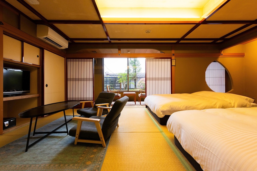 [12畳ダブルベッド] バスなし＿4名定員 禁煙 客室4 | 武雄温泉・大正浪漫の宿 京都屋