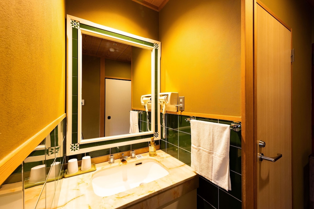 [6畳ダブルベッド] バスなし＿2名定員 禁煙 客室3 | 武雄温泉・大正浪漫の宿 京都屋