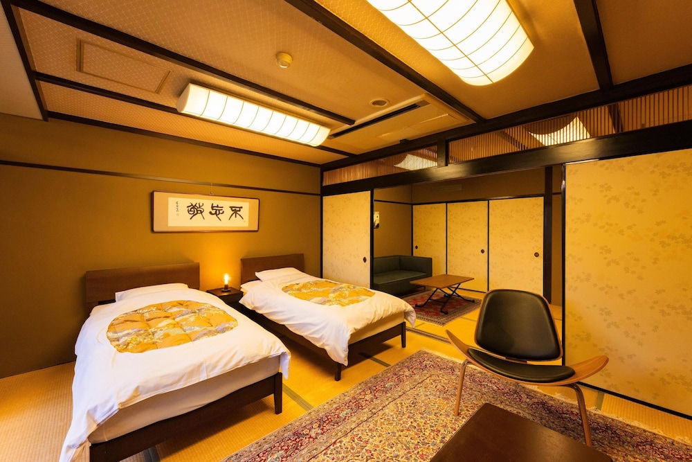 [10畳+8畳] リニューアル《大正浪漫》＿2名定員 禁煙 客室1 | 武雄温泉・大正浪漫の宿 京都屋