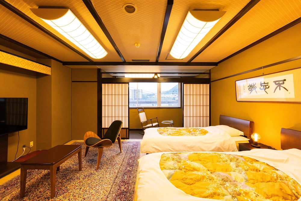 [10畳+8畳] リニューアル《大正浪漫》＿2名定員 禁煙 客室2 | 武雄温泉・大正浪漫の宿 京都屋
