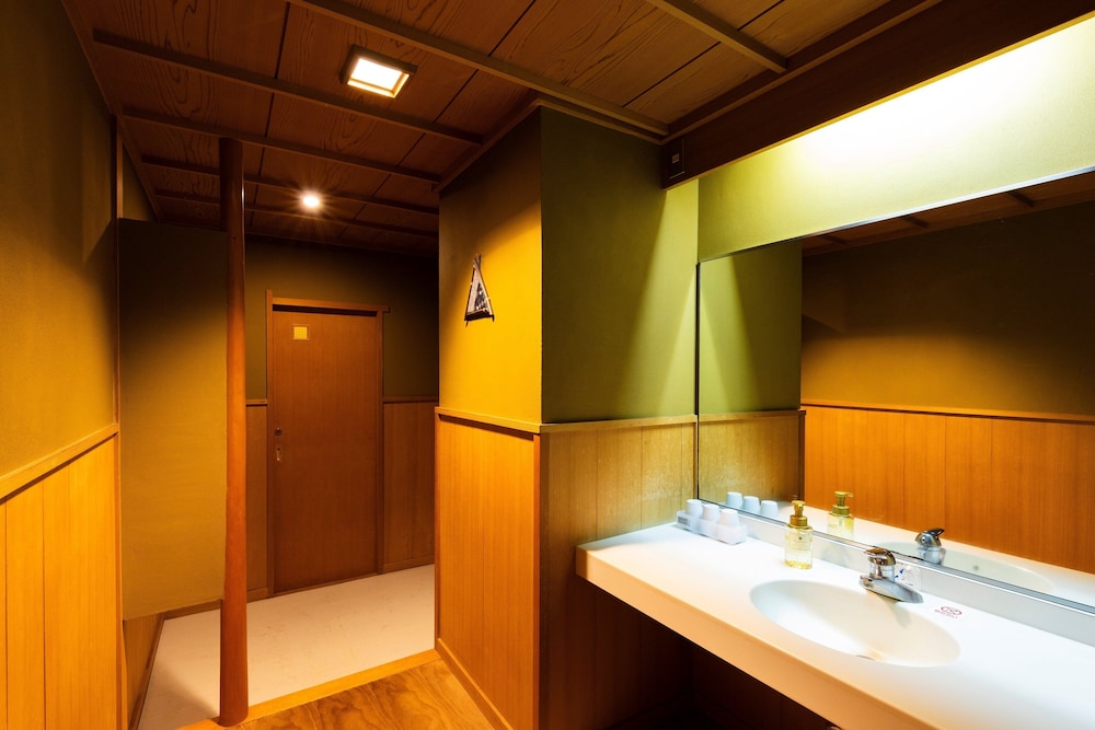 [12畳ダブルベッド] バスなし＿4名定員 禁煙 客室5 | 武雄温泉・大正浪漫の宿 京都屋