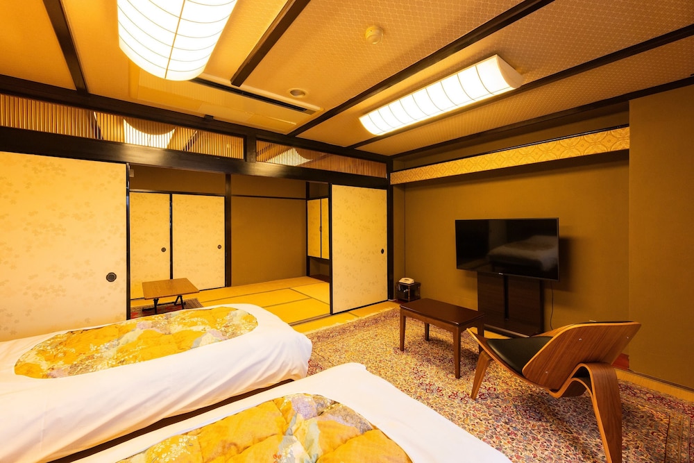 [10畳+8畳] リニューアル《大正浪漫》＿2名定員 禁煙 客室4 | 武雄温泉・大正浪漫の宿 京都屋