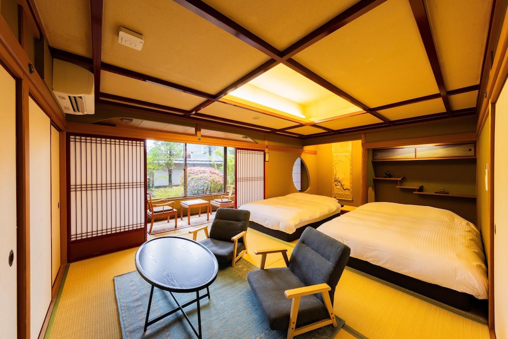 [12畳ダブルベッド] バスなし＿4名定員 禁煙 | 武雄温泉・大正浪漫の宿 京都屋