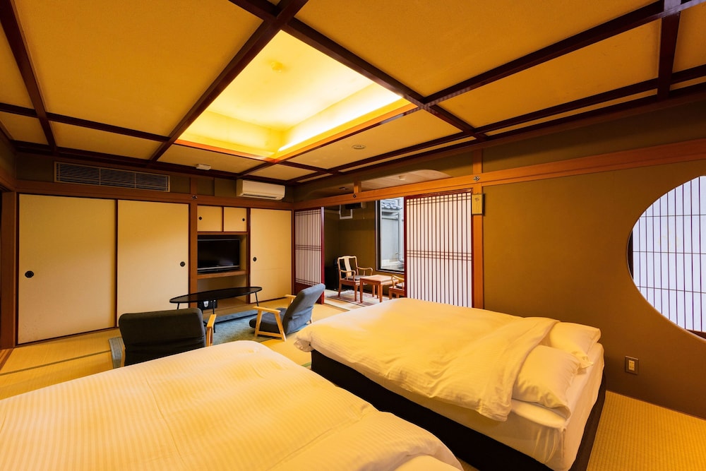 [12畳ダブルベッド] バスなし＿4名定員 禁煙 客室3 | 武雄温泉・大正浪漫の宿 京都屋