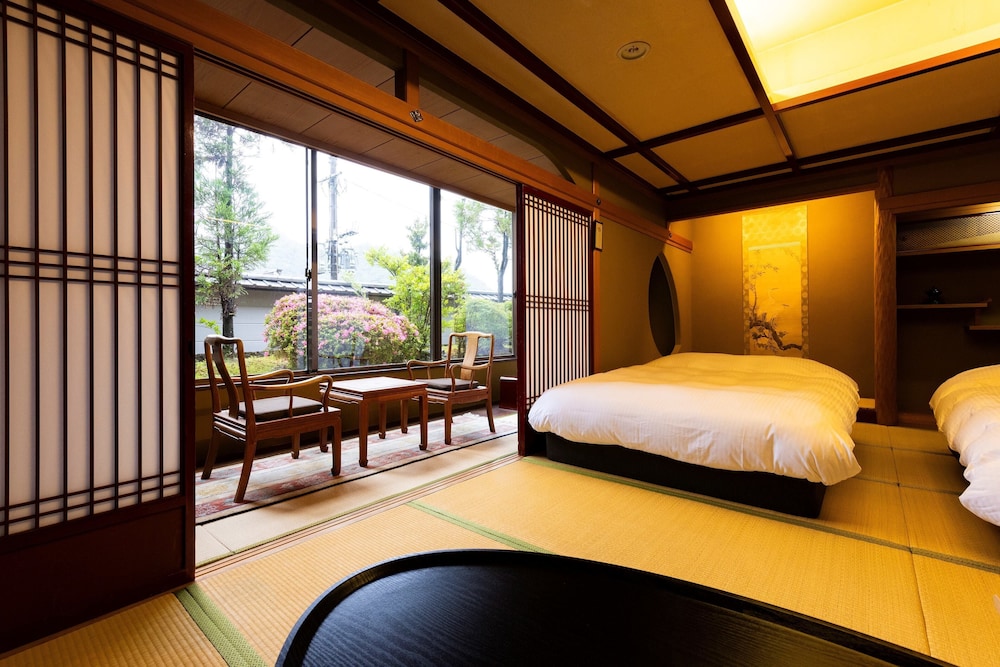 [12畳ダブルベッド] バスなし＿4名定員 禁煙 客室1 | 武雄温泉・大正浪漫の宿 京都屋