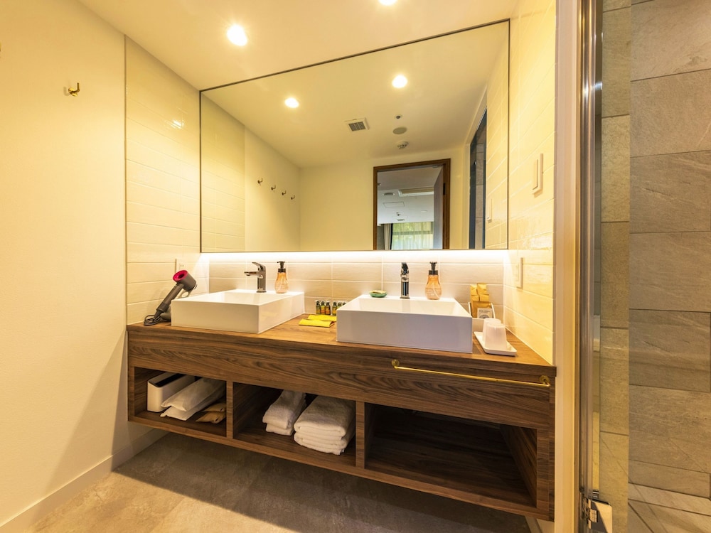 プレミアム ツインルーム 禁煙 バスルーム2 | WeBase 鎌倉