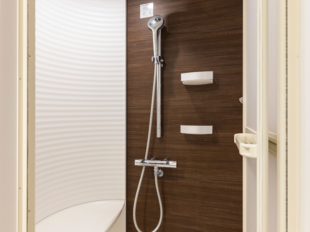 デラックスツインルームB 禁煙 バスルーム4 | WeBase 鎌倉