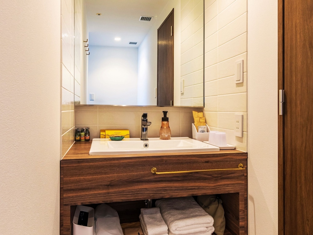 デラックスツインルームB 禁煙 バスルーム3 | WeBase 鎌倉