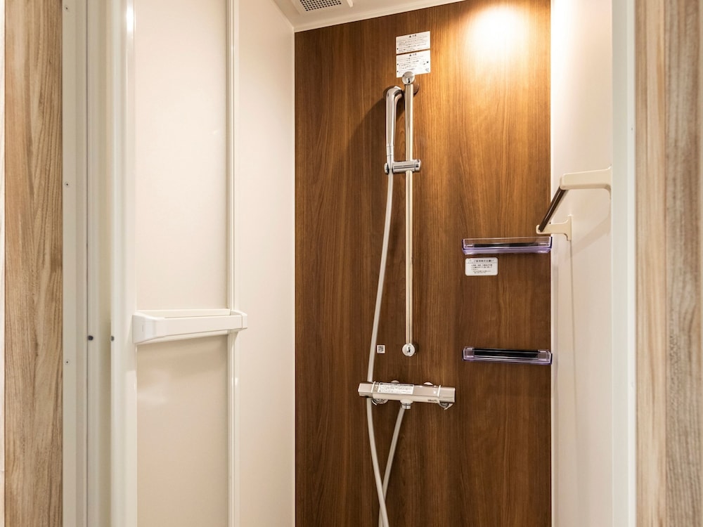 ツインルーム 禁煙 バスルーム2 | WeBase 鎌倉