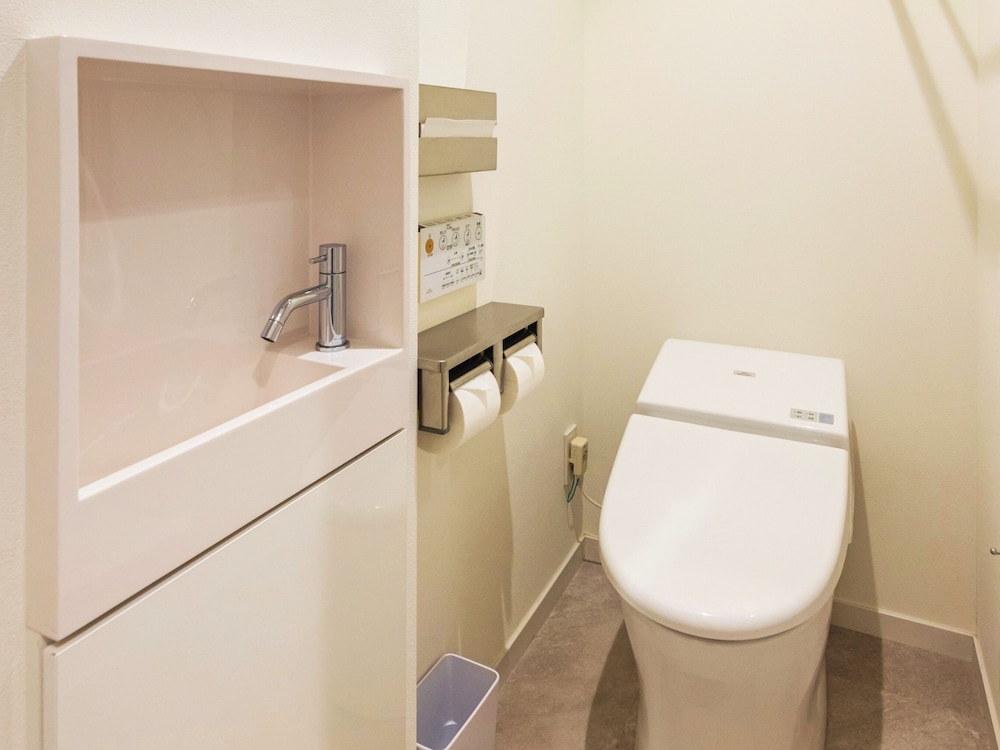 スーペリア ツインルーム 禁煙 バスルーム2 | WeBase 鎌倉