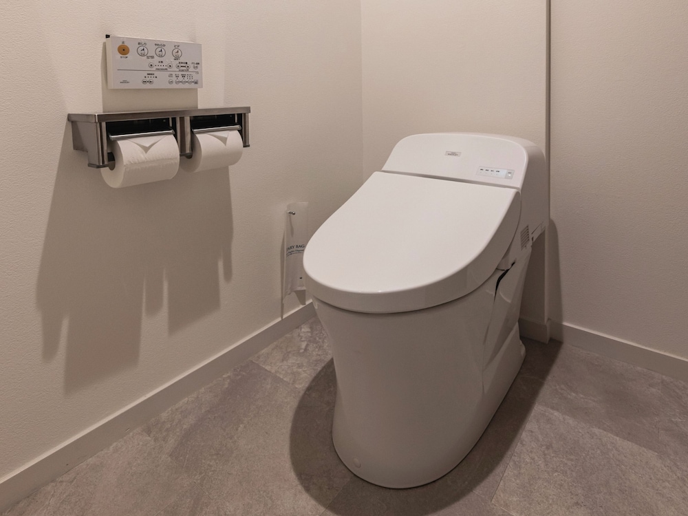 デラックスツインルームA 禁煙 バスルーム2 | WeBase 鎌倉