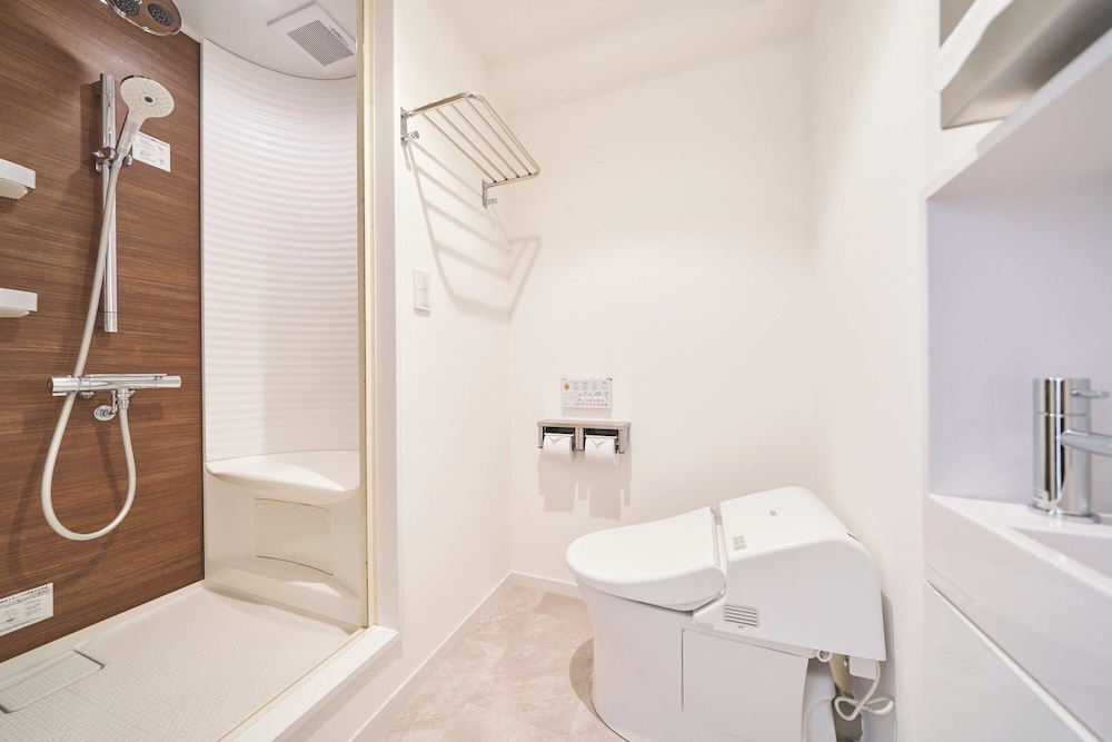 デラックスツインルームB 禁煙 バスルーム0 | WeBase 鎌倉