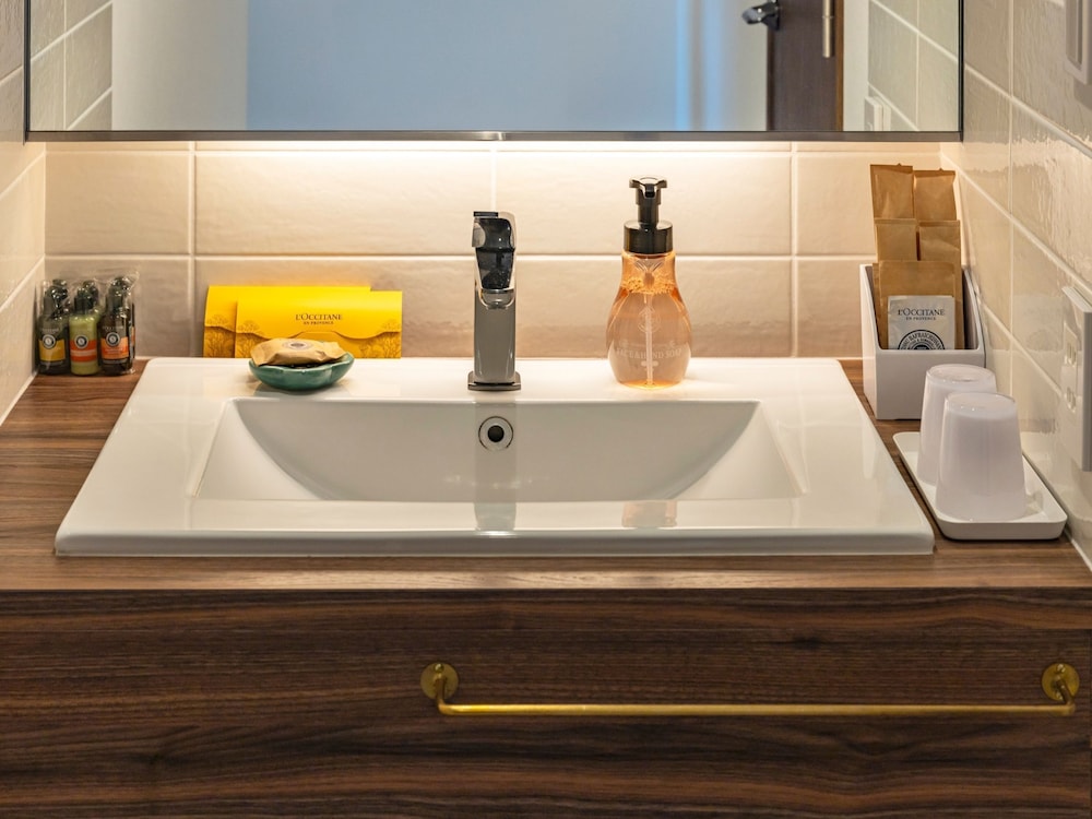 デラックスツインルームB 禁煙 バスルーム5 | WeBase 鎌倉