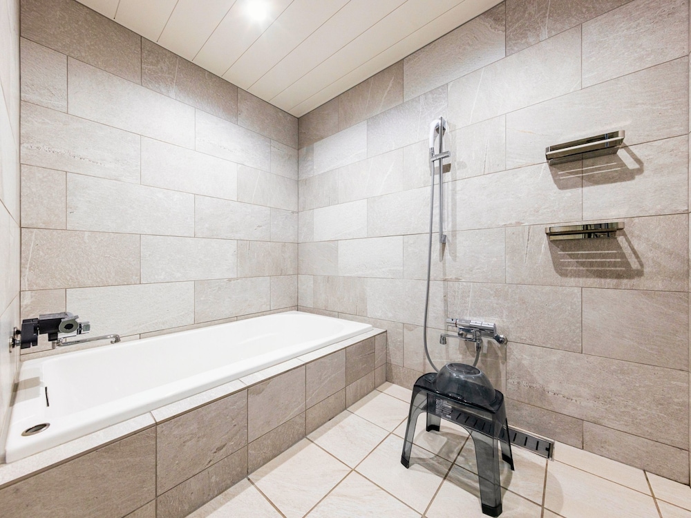 エグゼクティブ ツインルーム 禁煙 バスルーム2 | WeBase 鎌倉