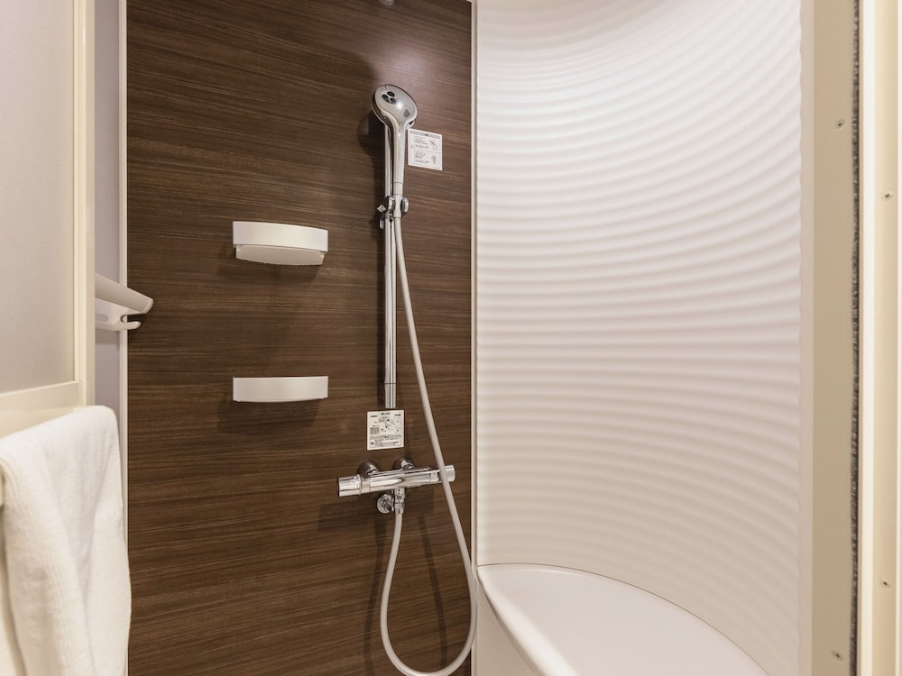 デラックスツインルームA 禁煙 バスルーム1 | WeBase 鎌倉